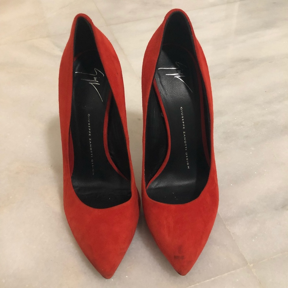 Red pumps